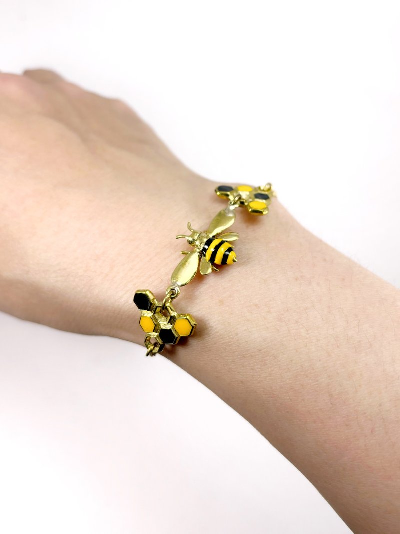 Bee and Beehives Bracelet with Enamel Colour. Available in 2 Colourways. - สร้อยข้อมือ - โลหะ 