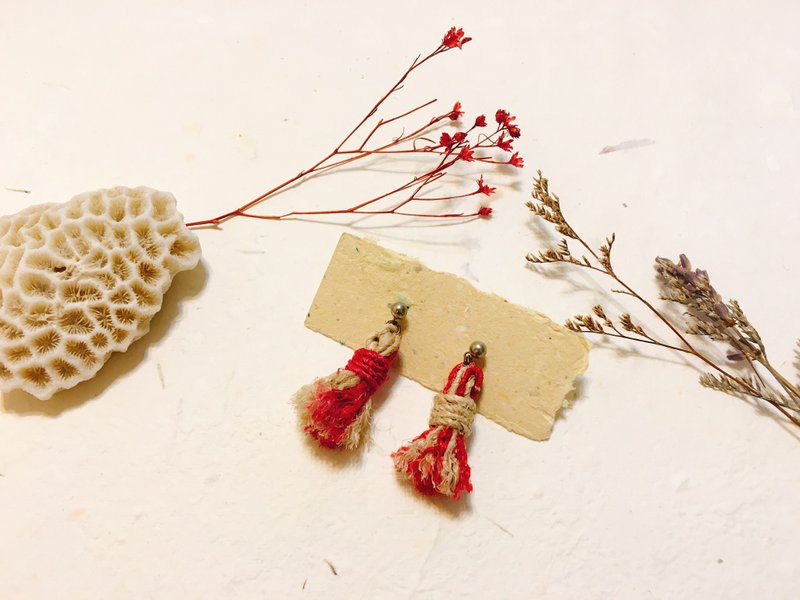 Woven Red and White Earrings-Mini - ต่างหู - ผ้าฝ้าย/ผ้าลินิน 