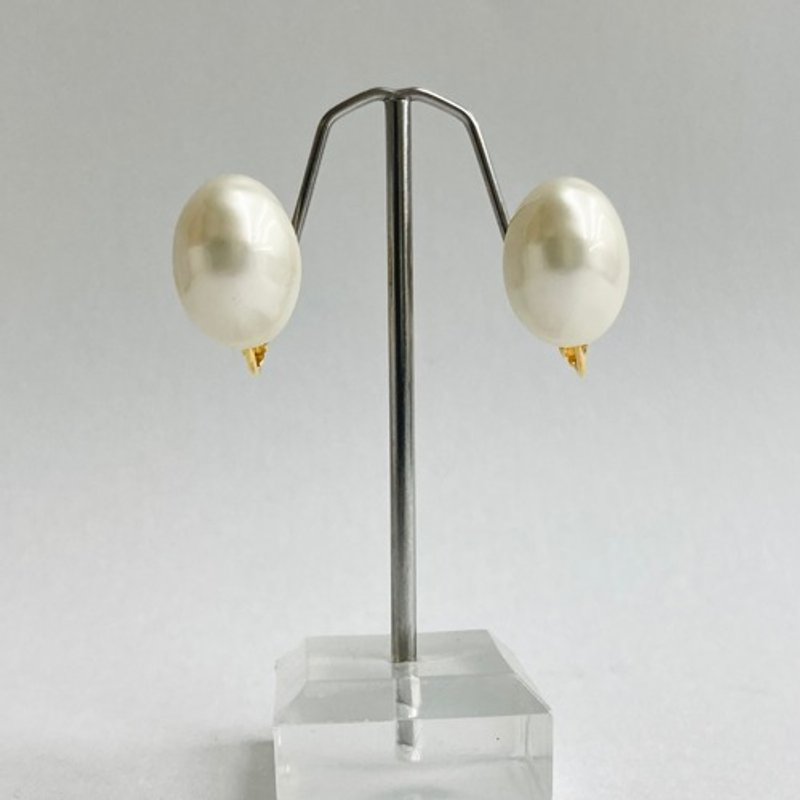 樹脂バロックパールカボションイヤリング/ミルクホワイト/G/made in japan - ピアス・イヤリング - プラスチック 