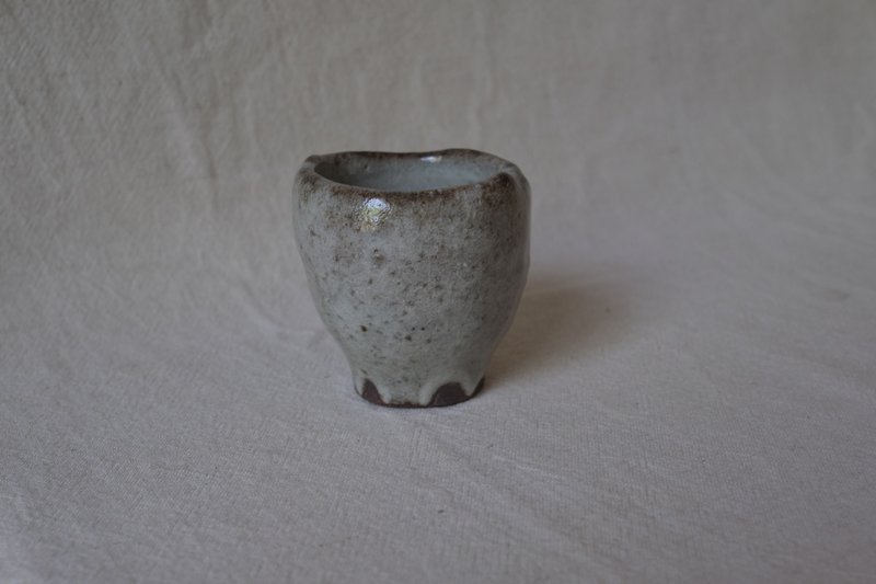 Shino Glaze-Hand-pressed Tea Cup - ถ้วย - ดินเผา 