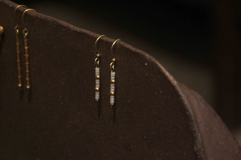 Straight glass small transparent beads minimalist earrings - ต่างหู - ทองแดงทองเหลือง สีทอง