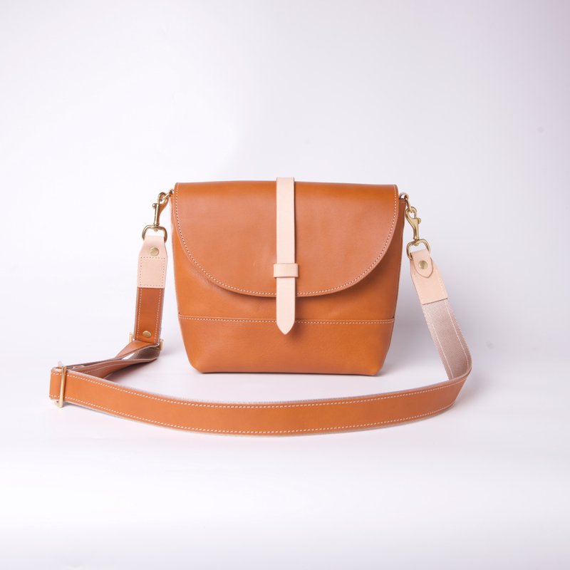 經典側背包 Cross Body Bag / 淺棕 Tan - 側背包/斜背包 - 真皮 卡其色