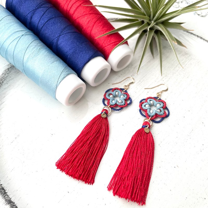 Kibou~luire~Silk thread*Ruri navy blue, beauty festival, pure white lace tassel - Earrings & Clip-ons - Silk Red