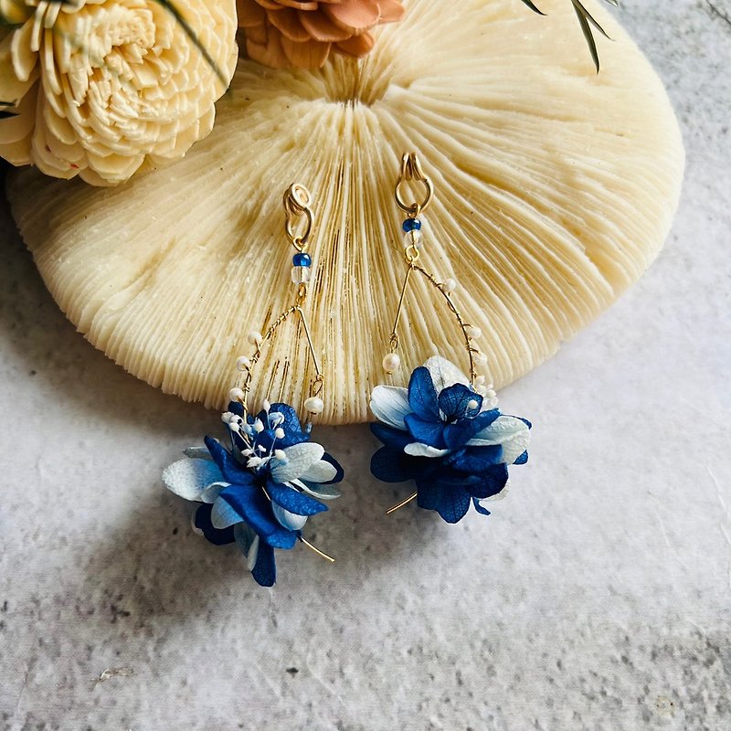 Mrs. Bark House's Everlasting Hydrangea Earrings - ต่างหู - พืช/ดอกไม้ สีน้ำเงิน