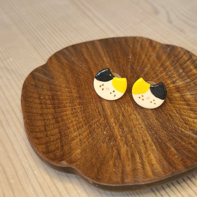 24K Solid Gilt Tricolor Cat Head Glazed Earrings - ต่างหู - เครื่องลายคราม ขาว