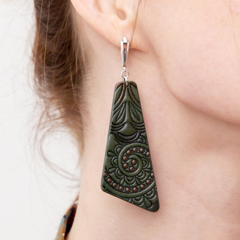 Dark Green Leather Earrings, Lightweight Women's Earrings - ต่างหู - หนังแท้ สีเขียว