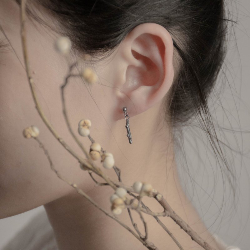 Fruitful I [Branch] Earrings - dyed black - ต่างหู - เงินแท้ สีดำ