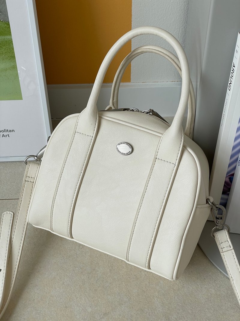 The Ally from Korea | MIA BAG | Ivory | Cow Leather Shoulder bag - กระเป๋าแมสเซนเจอร์ - หนังแท้ ขาว