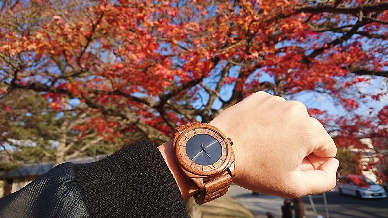 香港初-ソーラー木製時計（ブラック） - 腕時計 ユニセックス - 木製 ブラウン
