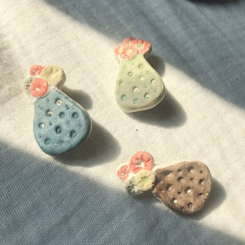 ceramic brooch  flower set (3 pieces) - 胸針 - 陶 藍色