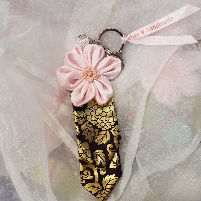 Upcycling pink gold and white flower keyring - 鑰匙圈/鑰匙包 - 聚酯纖維 粉紅色