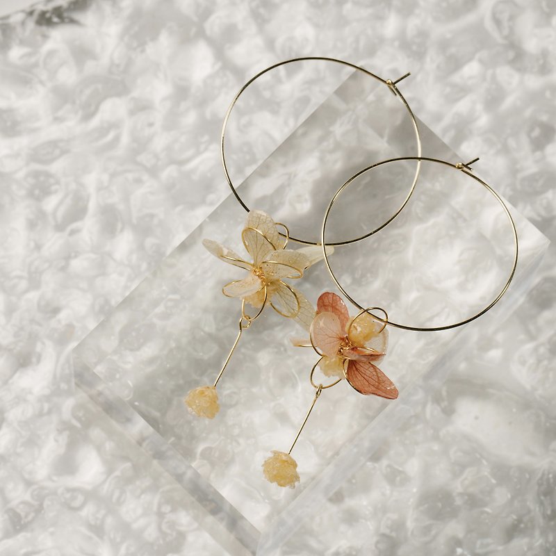 Handmade real flower earrings/fireworks. Dried flower earrings hydrangea baby&#39;s breath gift ear pin Clip-On