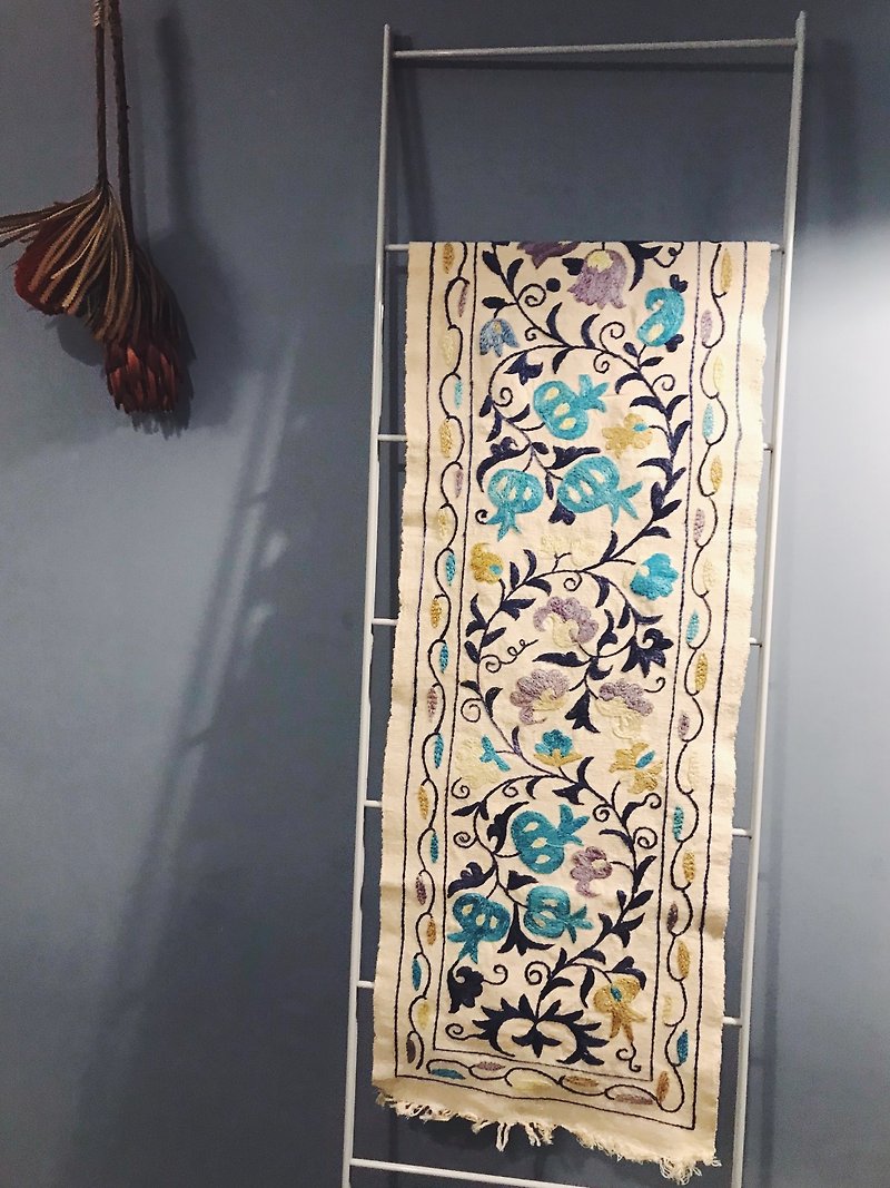 Hand-embroidered wall hanging / tablecloth - blue - ของวางตกแต่ง - ผ้าฝ้าย/ผ้าลินิน สีน้ำเงิน