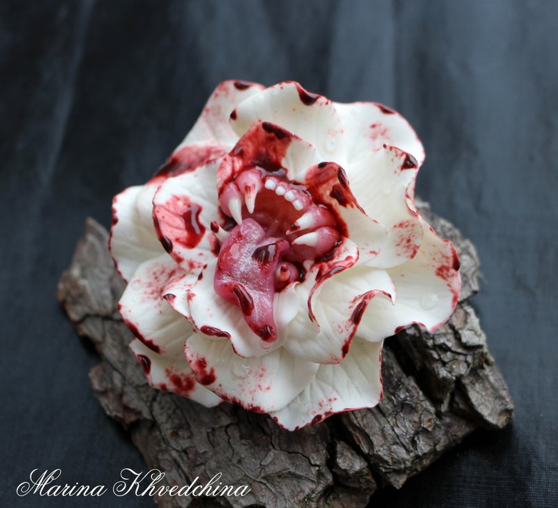 Creepy flower brooch - เข็มกลัด - ดินเหนียว ขาว