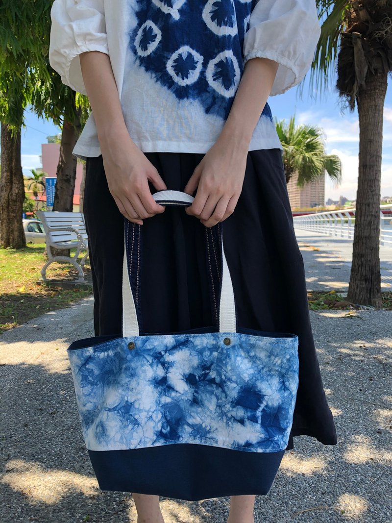 Natural blue dyed hand-made tote bag - กระเป๋าแมสเซนเจอร์ - ผ้าฝ้าย/ผ้าลินิน สีน้ำเงิน