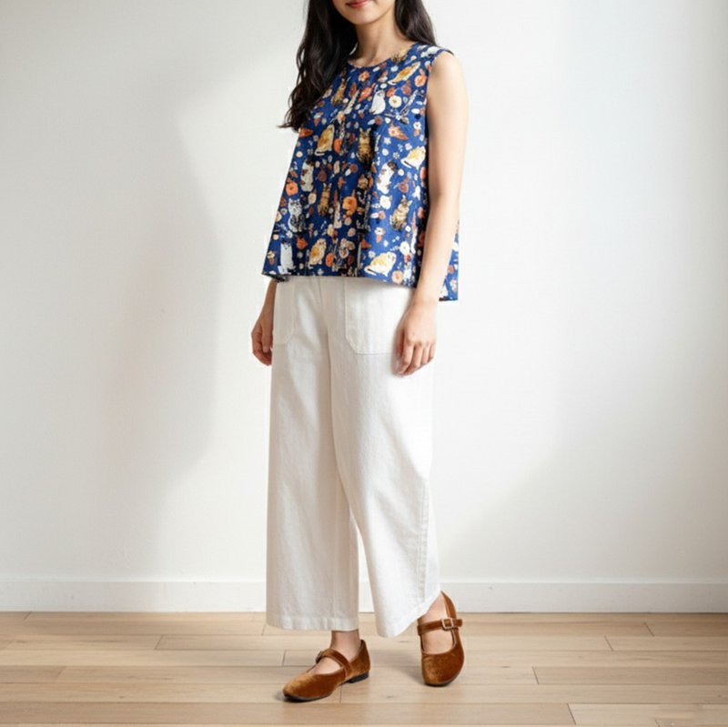 เสื้อแขนกุดพริ้วด้านข้าง สีน้ำเงินลายแมว - เสื้อผู้หญิง - ผ้าฝ้าย/ผ้าลินิน สีน้ำเงิน