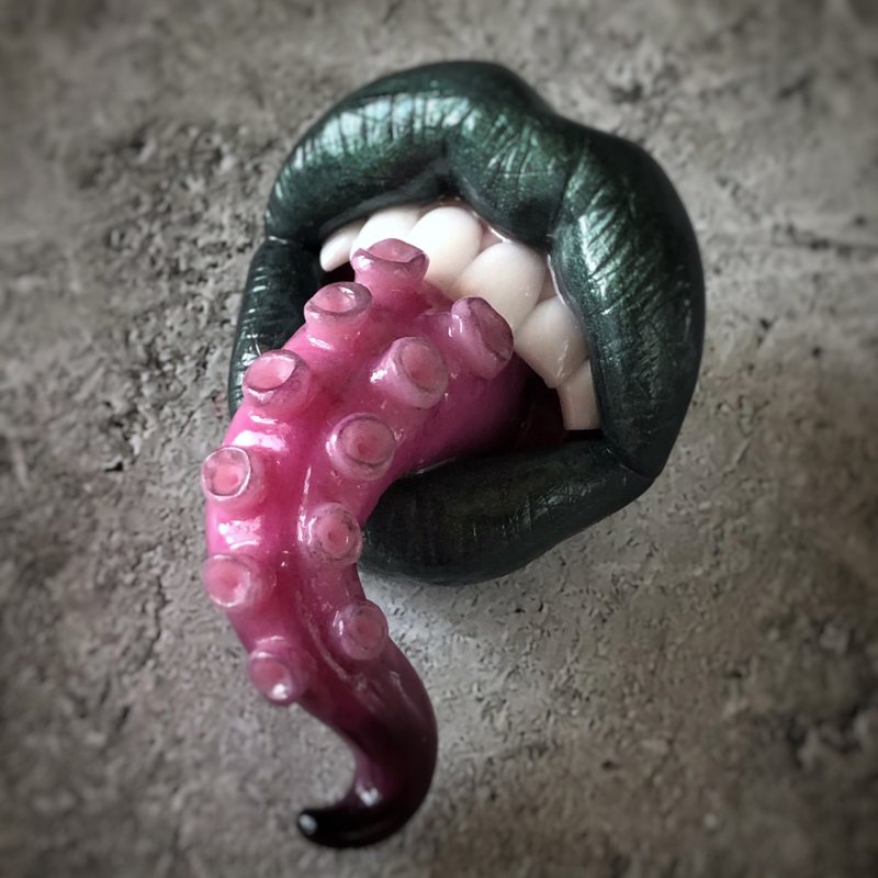 带章鱼触角的唇形胸针 / Lip-shaped brooch with octopus tentacles - เข็มกลัด - วัสดุอื่นๆ สีเขียว