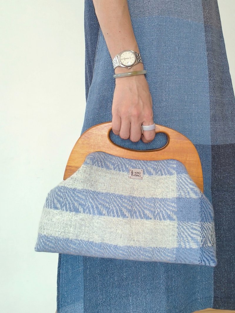 【CaCa's Handwoven Fabric】Calmness of the Sky Wooden Clasp Bag / Wristlet Bag / Shoulder Bag - กระเป๋าถือ - ขนแกะ สีน้ำเงิน