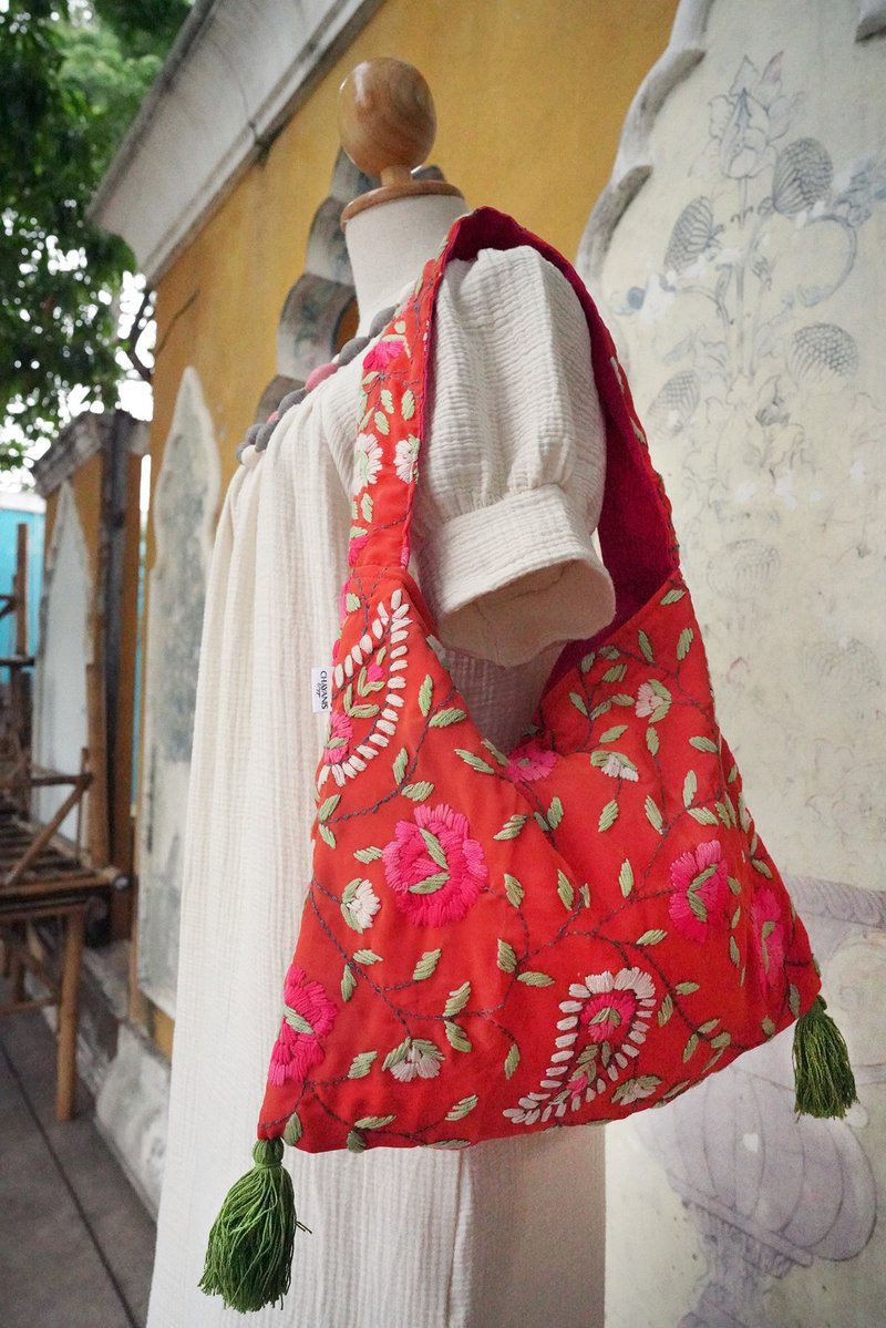 Hand embroidered orange red floral shoulder bag side bag - กระเป๋าแมสเซนเจอร์ - ผ้าไหม สีแดง