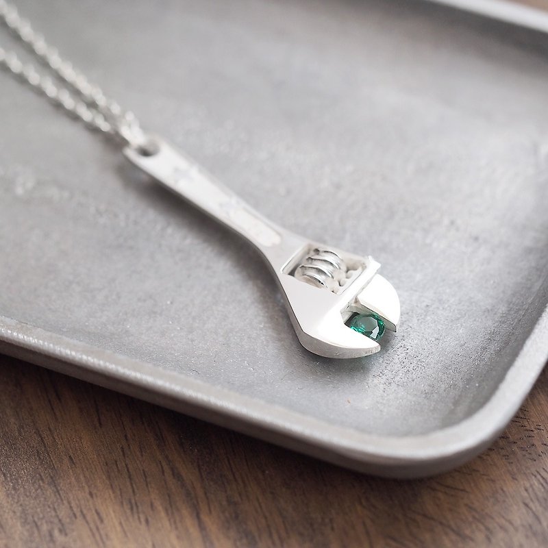 Emerald Monkey Wrench Men's Necklace Silver 925 - สร้อยคอ - โลหะ สีเขียว
