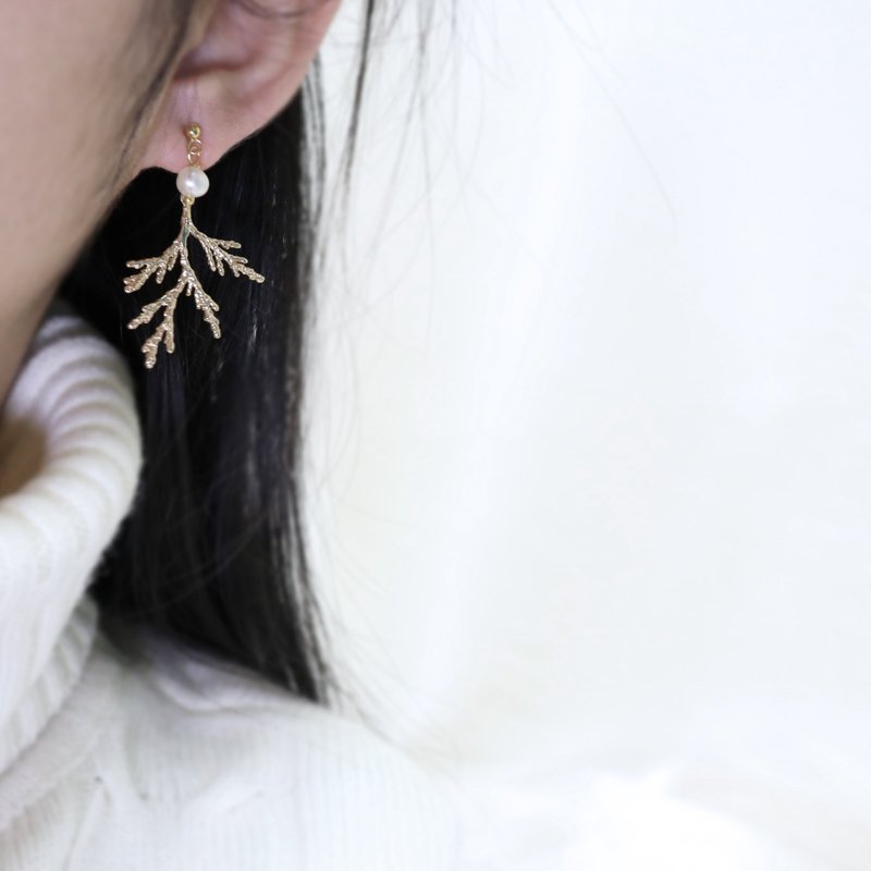 Pearl Earrings Series One Pine Leaf and Pearl/Two Ways of Wearing - ต่างหู - โลหะ สีทอง