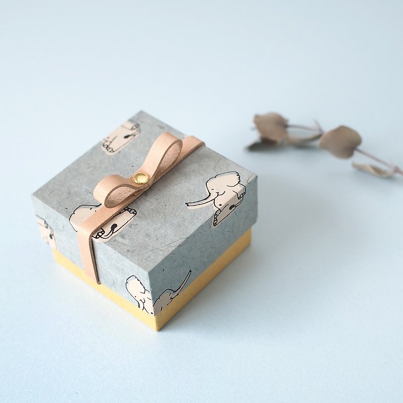 Small gift box with elephant and leather ribbon - วัสดุห่อของขวัญ - กระดาษ สีน้ำเงิน