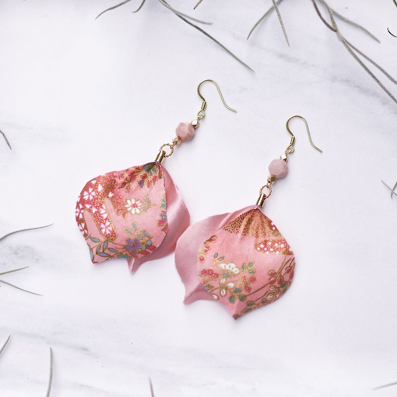  Rio莉緒 粉紅金色和柄日製棉布花片垂墜耳環 - 耳環/耳夾 - 其他材質 粉紅色