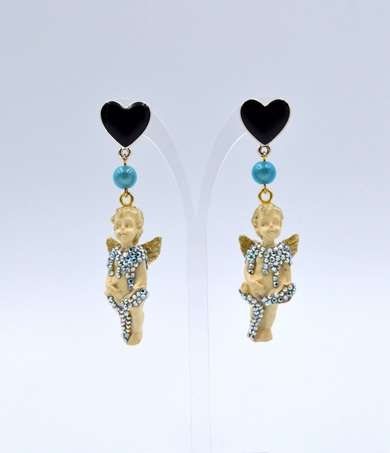Black Heart-shaped Stud Earrings Beige Little Angel Statue Earrings - ต่างหู - พลาสติก สีดำ