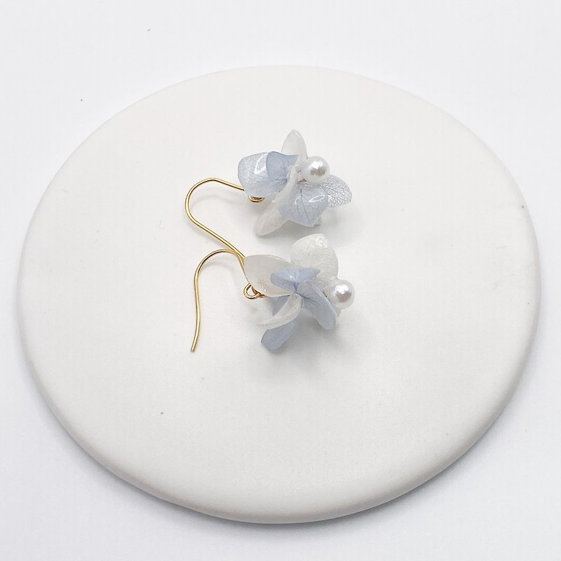 —Normal style— Hydrangea resin earrings/ Clip-On ⋯Hydrangea - ต่างหู - พืช/ดอกไม้ สีน้ำเงิน