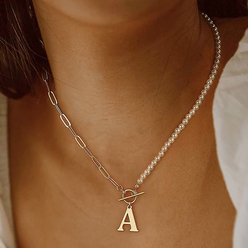 【CReAM】現貨+預購 Amelia鍍14K金色英文字母珍珠項鍊金色女項鏈 - 項鍊 - 其他金屬 