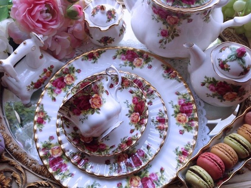 ♥ Anne Antiquarian ♥ British bone china - royal arbat Royal Albert 22k gold-plated country rose tea Cup three groups ~ stock new - ถ้วย - เครื่องลายคราม สีแดง