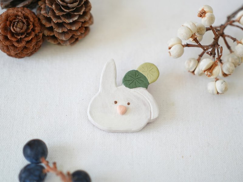 Yuanyeshan Tortoise Series·Little White Rabbit Pottery Pin Brooch - เข็มกลัด/พิน - ดินเผา ขาว