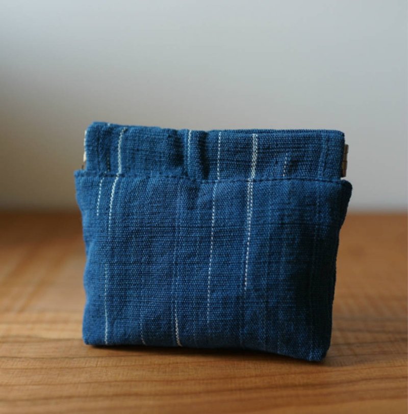 Blue lightning hand woven cloth coin purse old printed cloth blue and white plaid broom shrapnel gold coin purse - กระเป๋าเครื่องสำอาง - ผ้าฝ้าย/ผ้าลินิน สีน้ำเงิน