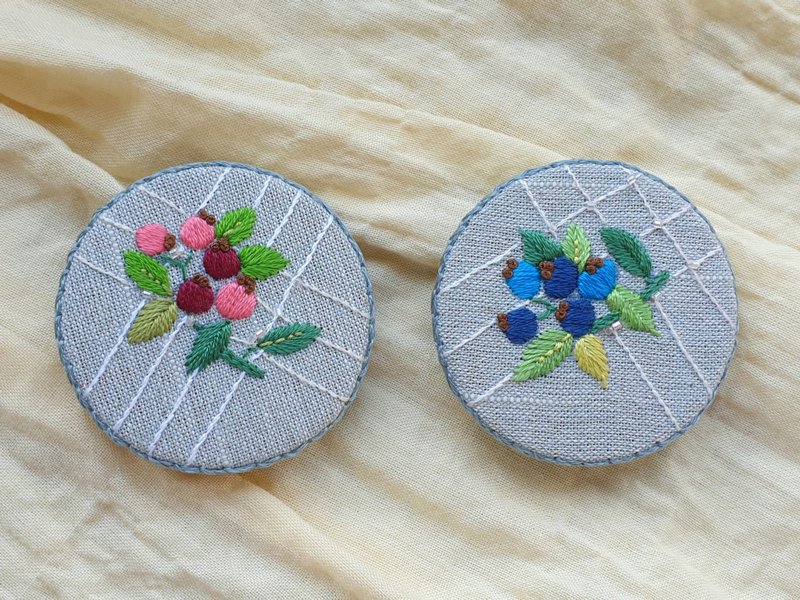 Embroidery Brooch/Cranberries/Blueberry - Brooches - Cotton & Hemp 