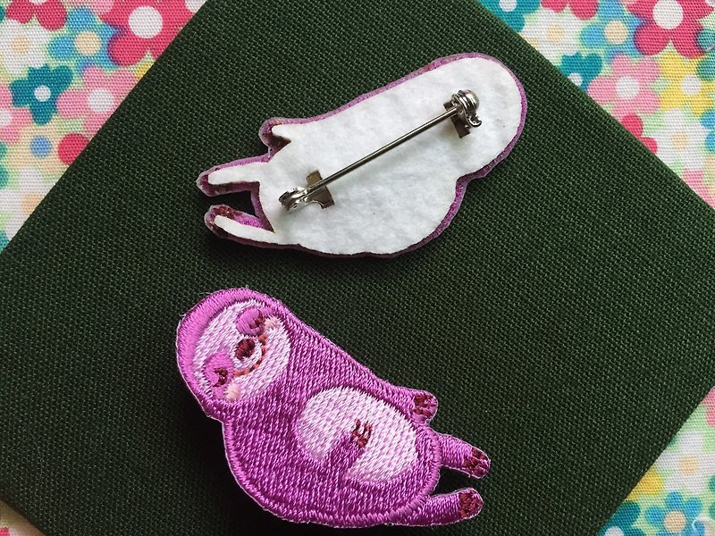 Cloth embroidered pin tree sloth sleepless sloth series (single) - Badges & Pins - Thread 