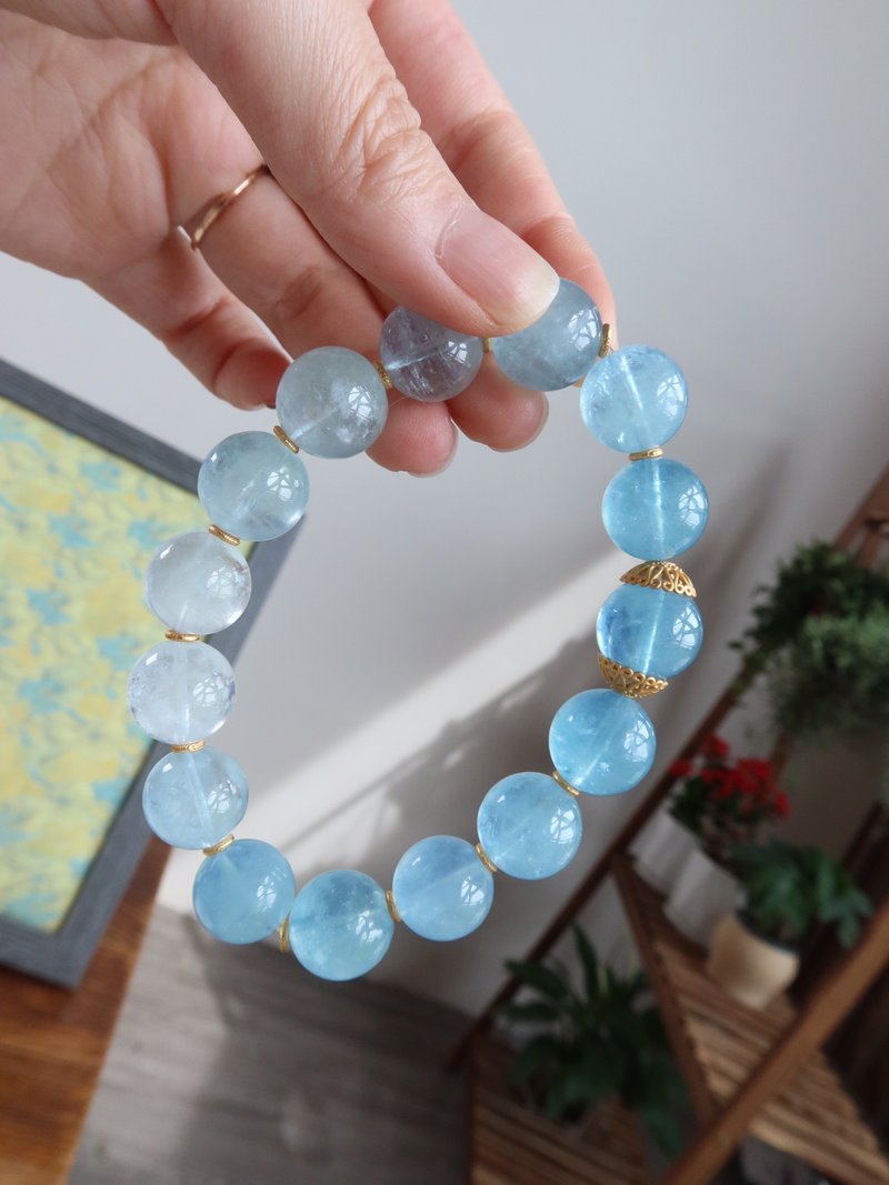 Natural ore gradient color aquamarine crystal design handheld bracelet fs - สร้อยข้อมือ - คริสตัล สีน้ำเงิน