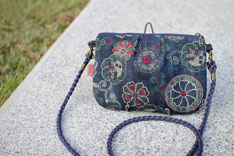 Safe side backpack-retro red and blue flowers, washed pattern, double-sided back - กระเป๋าแมสเซนเจอร์ - ผ้าฝ้าย/ผ้าลินิน สีน้ำเงิน