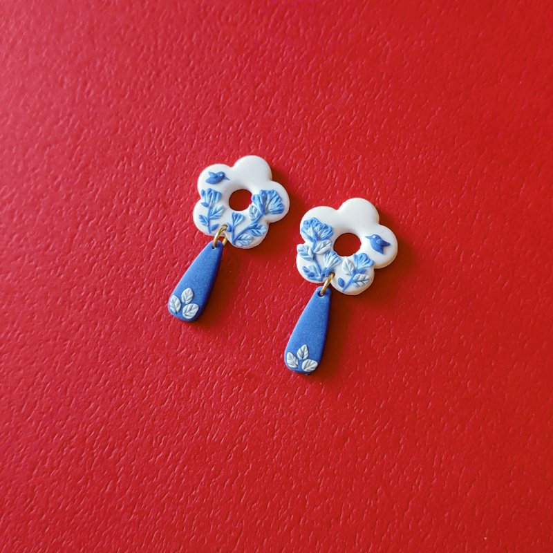 bi natural //Blue and white porcelain bird and flower handmade soft pottery earrings - ต่างหู - ดินเหนียว สีน้ำเงิน