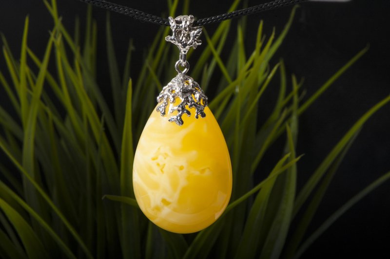 Landscape yellow amber pendant with beautiful pattern, Natural yellow amber - Necklaces - Semi-Precious Stones Yellow