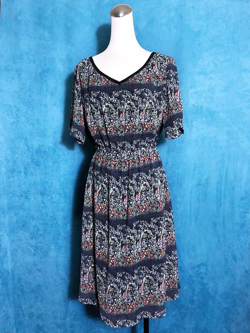 Intricate floral short-sleeved vintage dress / bring back VINTAGE abroad - ชุดเดรส - เส้นใยสังเคราะห์ หลากหลายสี