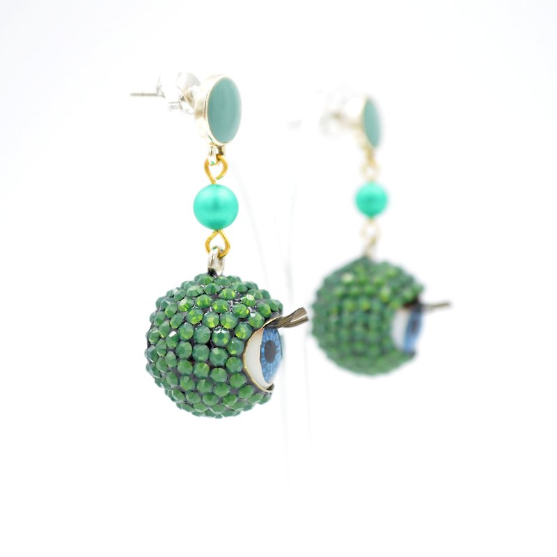 Egg White Emerald Green Crystal Eye Earrings Swarovski Swarovski Crystal - ต่างหู - คริสตัล สีเขียว