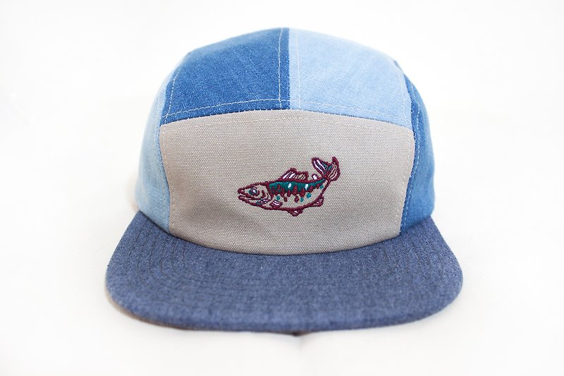 特有種五分割帽 / 櫻花鉤吻鮭刺繡 / - 帽子 - 其他材質 藍色