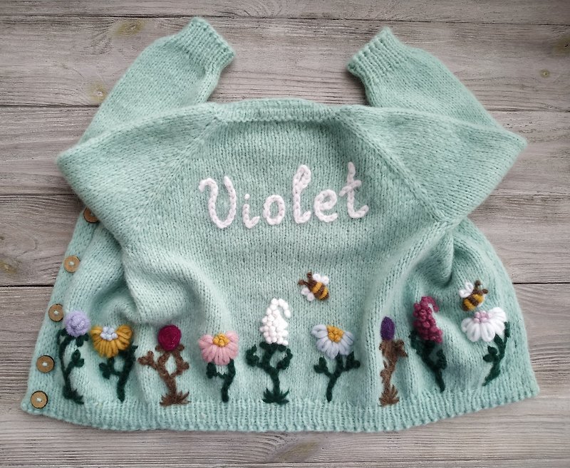 羊驼开襟羊毛衫的个人针织与花卉绣在底部和儿童的名字绣在背面 - 童裝外套 - 羊毛 