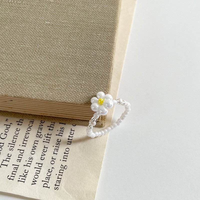 Small Daisy Ring Handwoven Ring Japanese Beads - แหวนทั่วไป - แก้ว ขาว