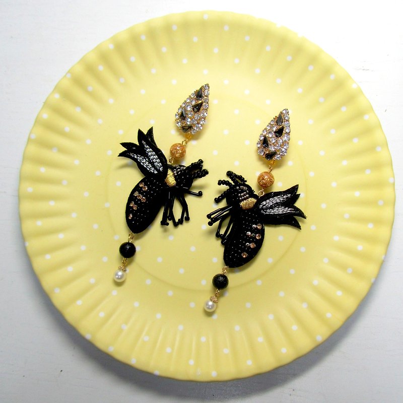 TIMBEE LO bead embroidery bee earrings double-sided production - Earrings & Clip-ons - Thread Black
