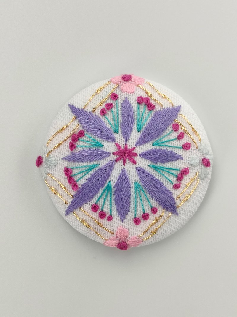 Embroidered brooch with diamond pattern - เข็มกลัด - ผ้าฝ้าย/ผ้าลินิน สีม่วง