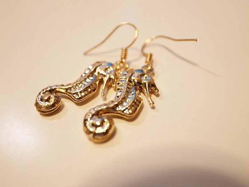 Neptune Gold Seahorse Earrings - ต่างหู - โลหะ สีทอง