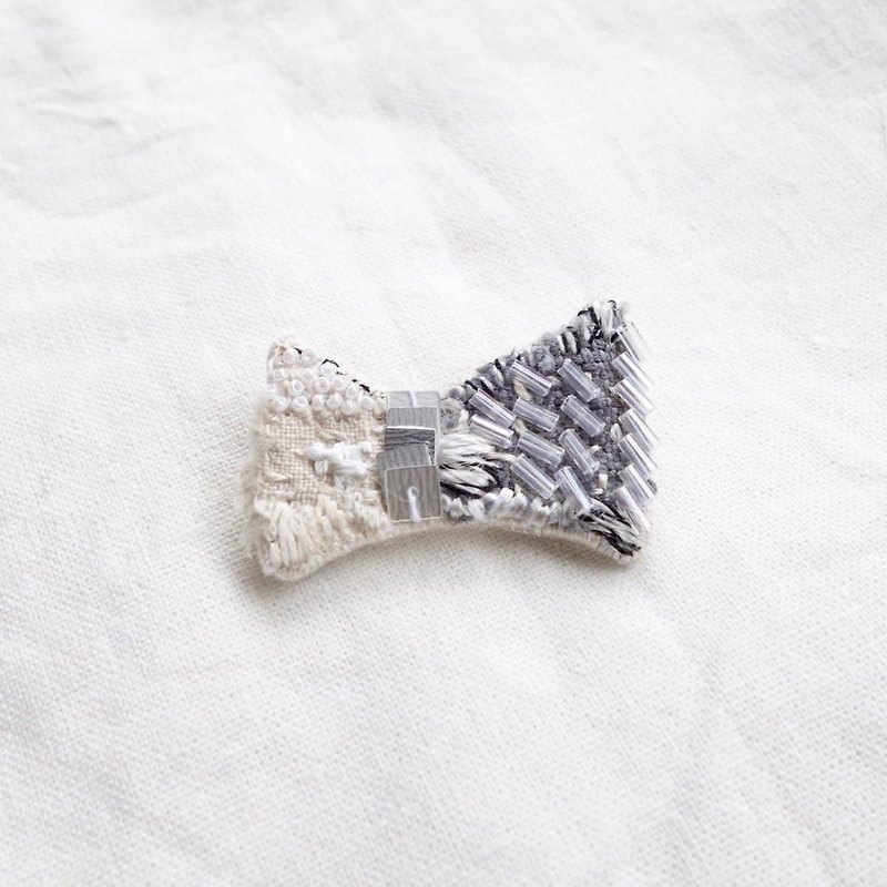 white brooch h - เข็มกลัด - ผ้าฝ้าย/ผ้าลินิน ขาว