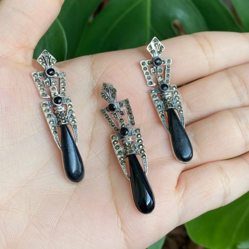 ブラックオニキス トリプレット フリルカービングピアス