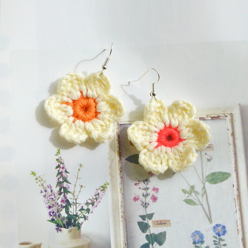 Crochet flower earrings exaggerated Sen Department ear clip fresh gift - ต่างหู - ผ้าฝ้าย/ผ้าลินิน สีแดง
